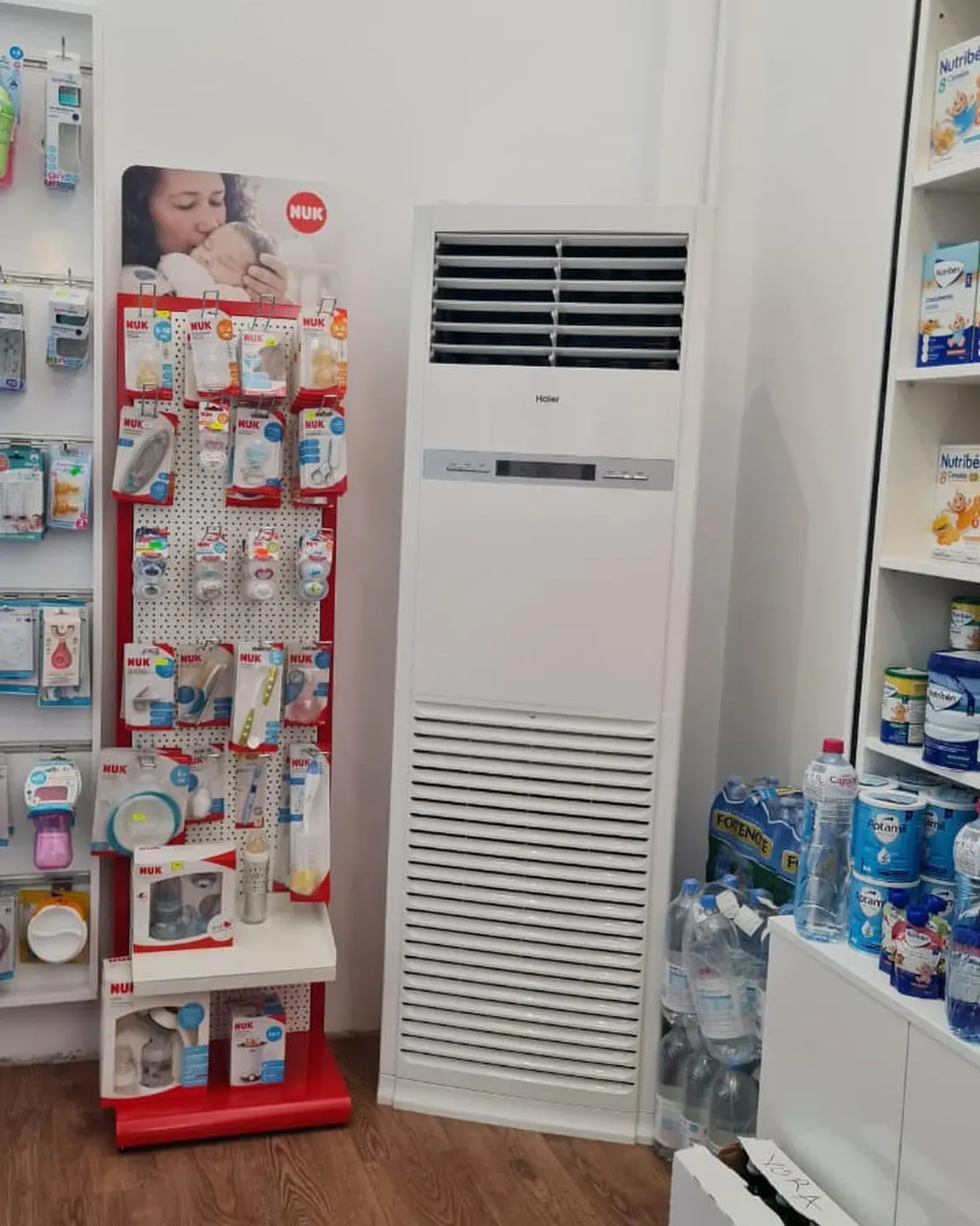 Kondicioner kolone i instaluar mes rafteve të një dyqani