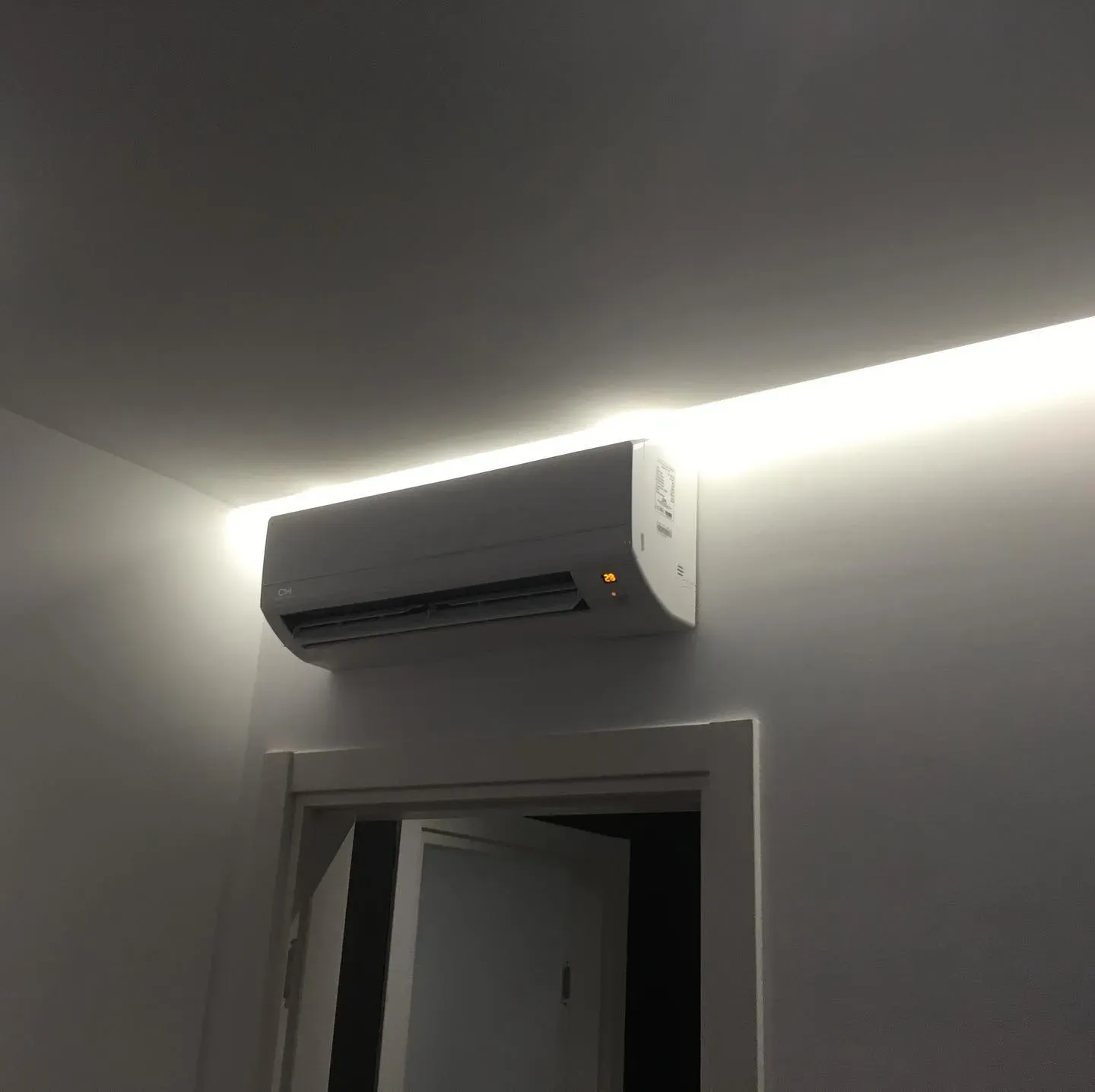Kondicioner muri i instaluar mbi derën e një korridori banese