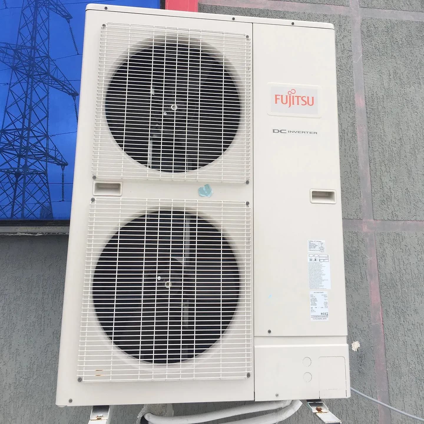 Njësi e jashtme VRF me dy ventilatorë e instaluar në kantier