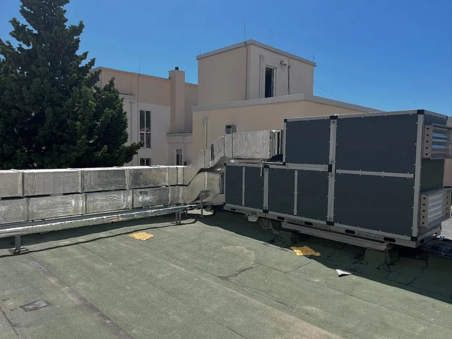 Njësi trajtimi ajri të instaluara në tarracën e një objekti