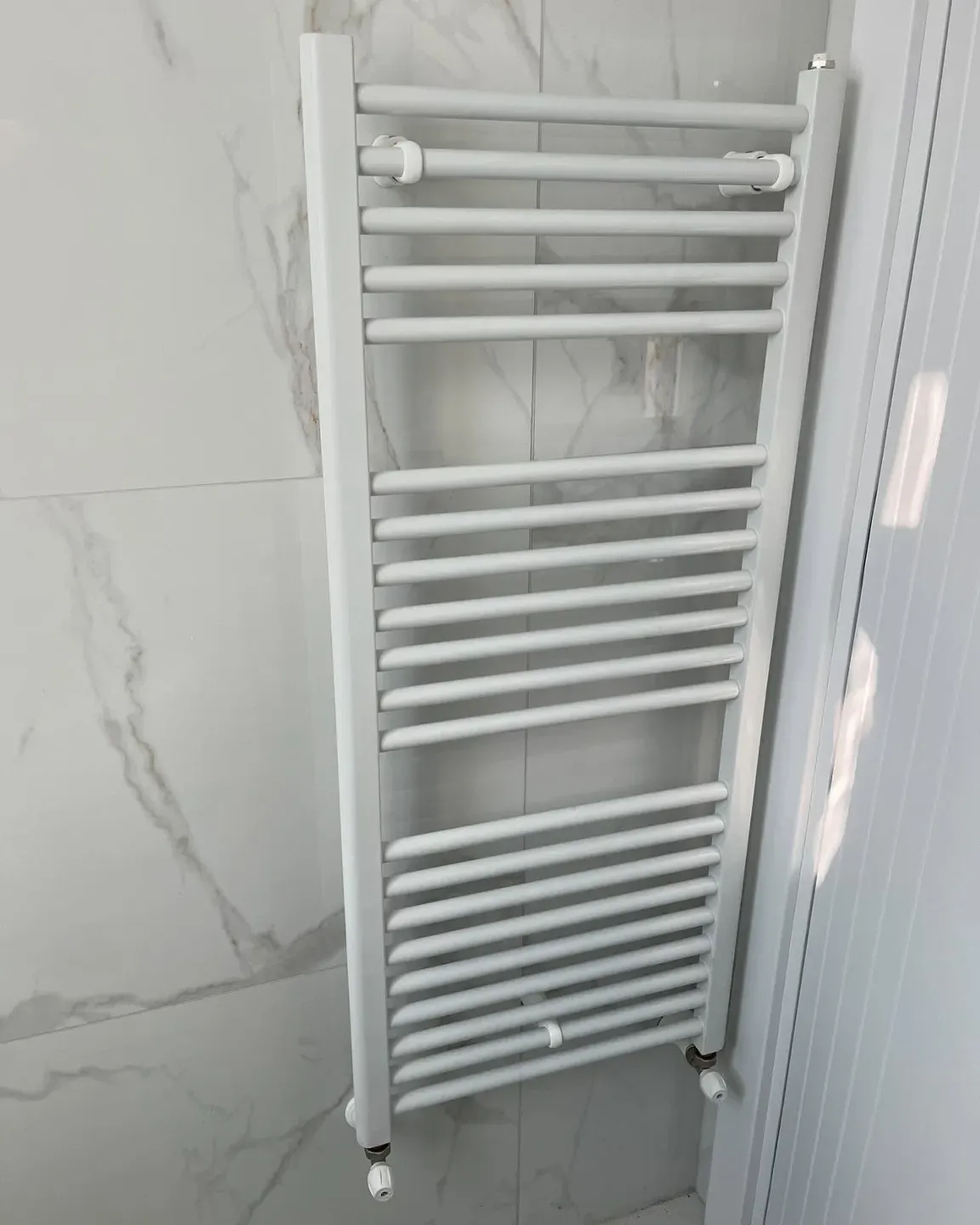 Radiator peshqirash i instaluar në një banjo moderne