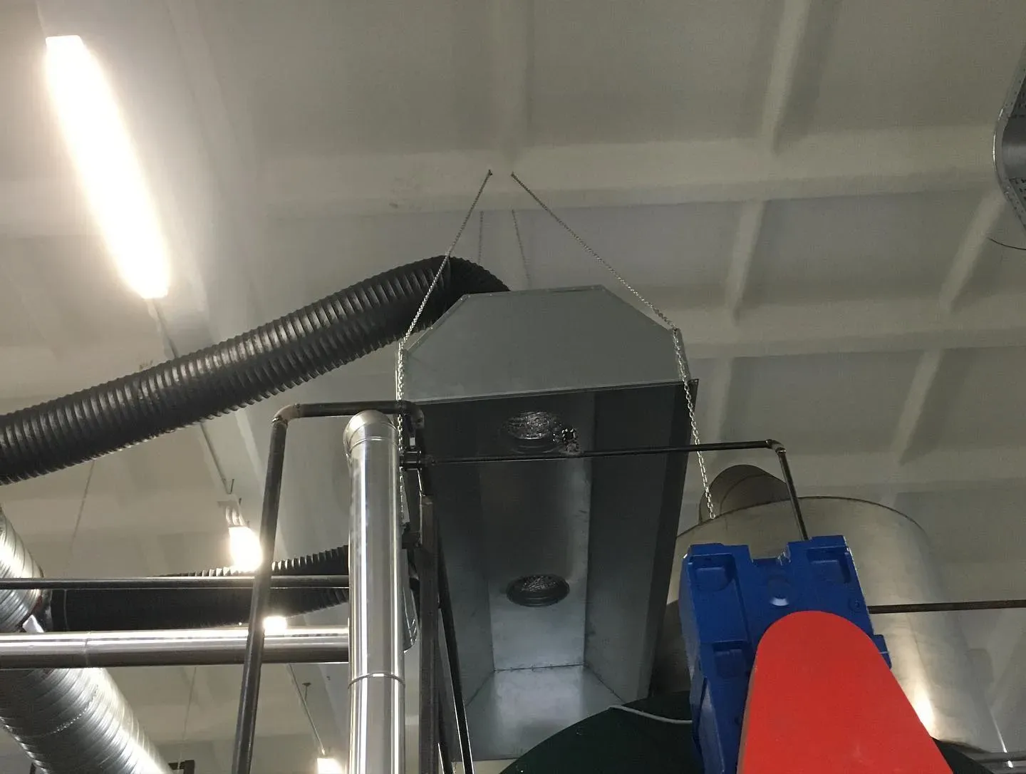 Sistem aspirimi i lidhur me linjën e prodhimit në një fabrikë