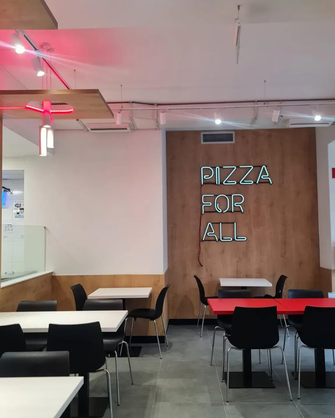 Sistem ventilimi i integruar në tavanin e sallës së një pizzerie