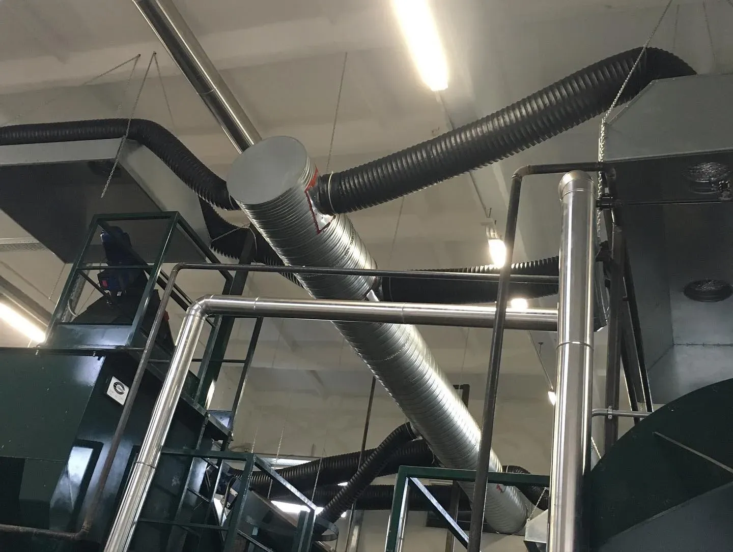 Tubacione dhe kanale aspirimi në ambientin e prodhimit të një fabrike