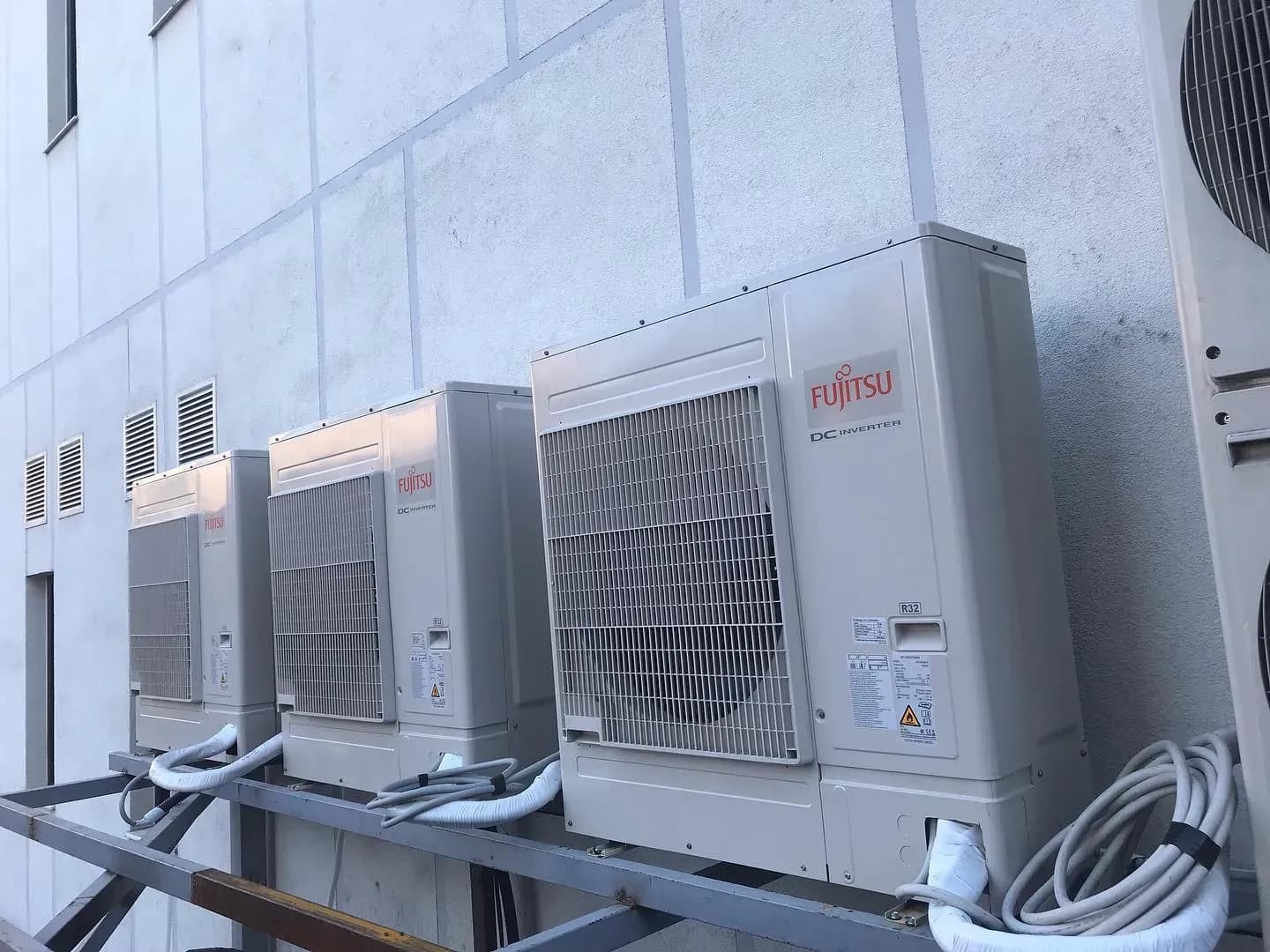 Bateri njësish të jashtme kondicioneri të montuara në fasadën e një objekti