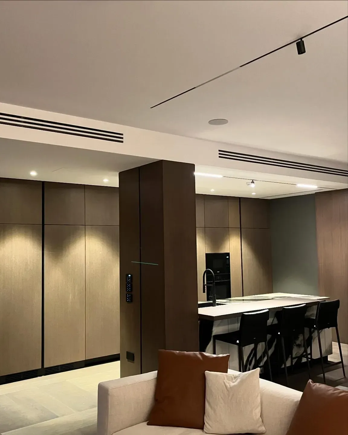 Grila lineare ventilimi të integruara në tavanin e një apartamenti luksoz