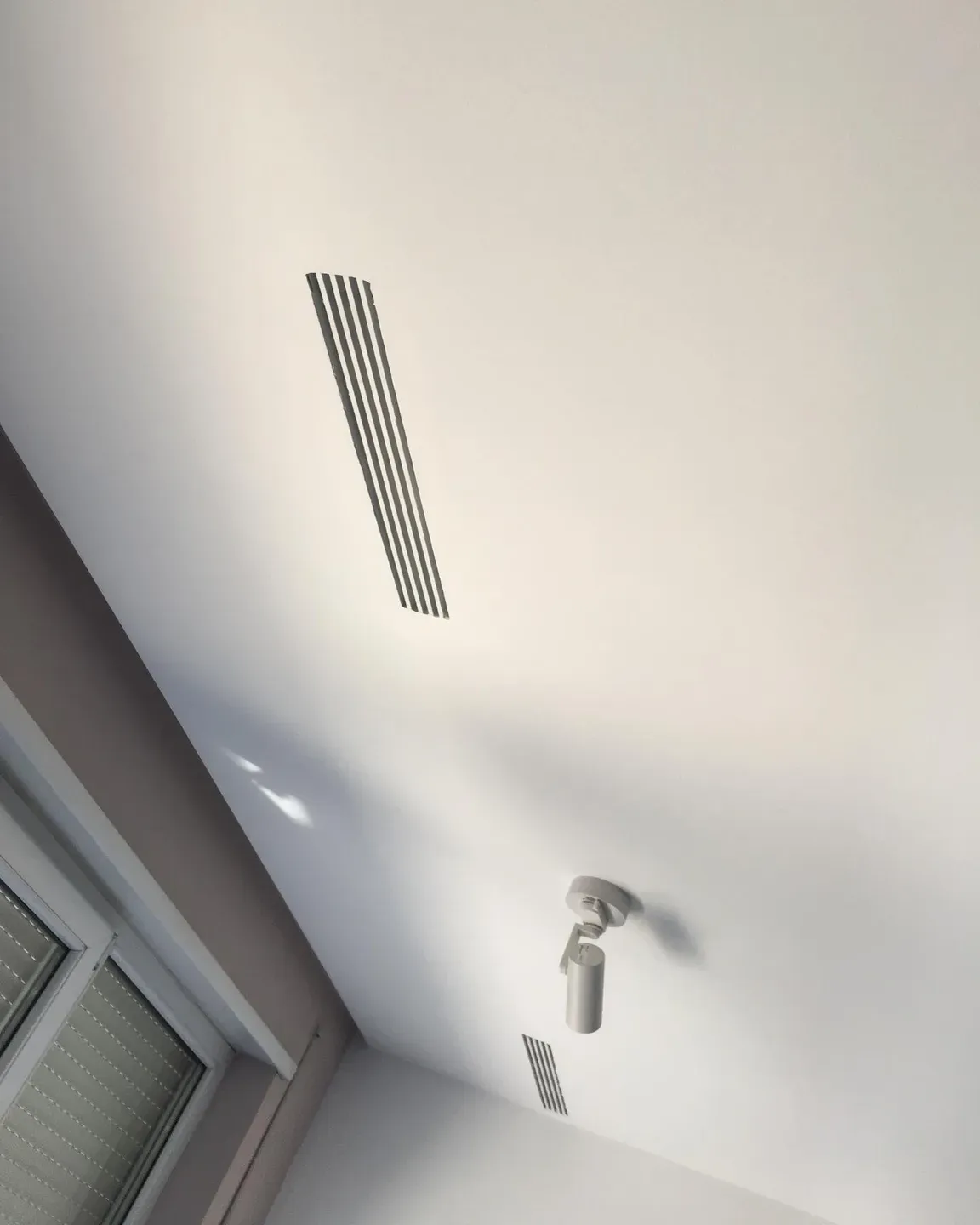 Grilë lineare ventilimi e integruar në murin e një apartamenti