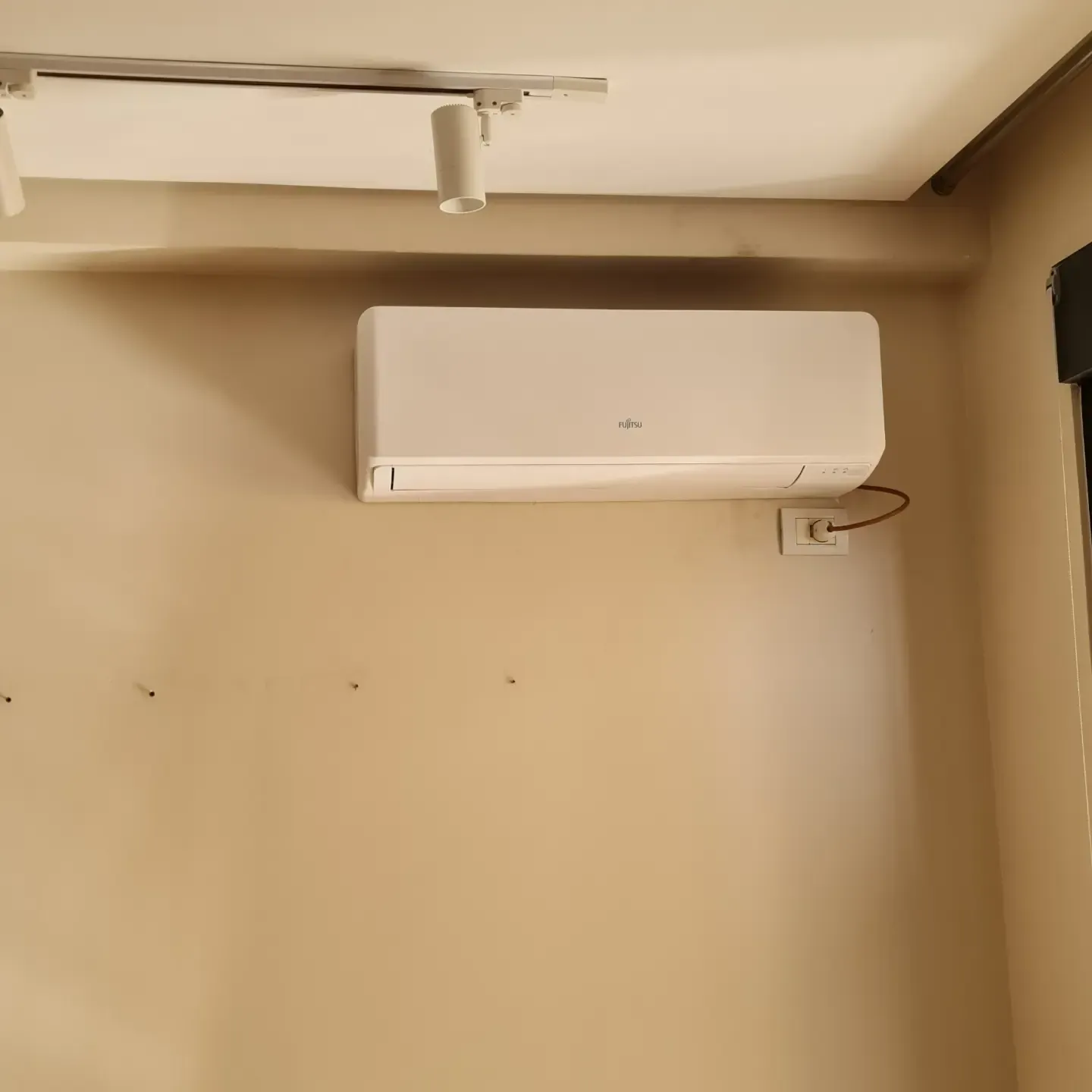 Kanale ventilimi të montuara nën çatinë prej druri të një ambienti industrial