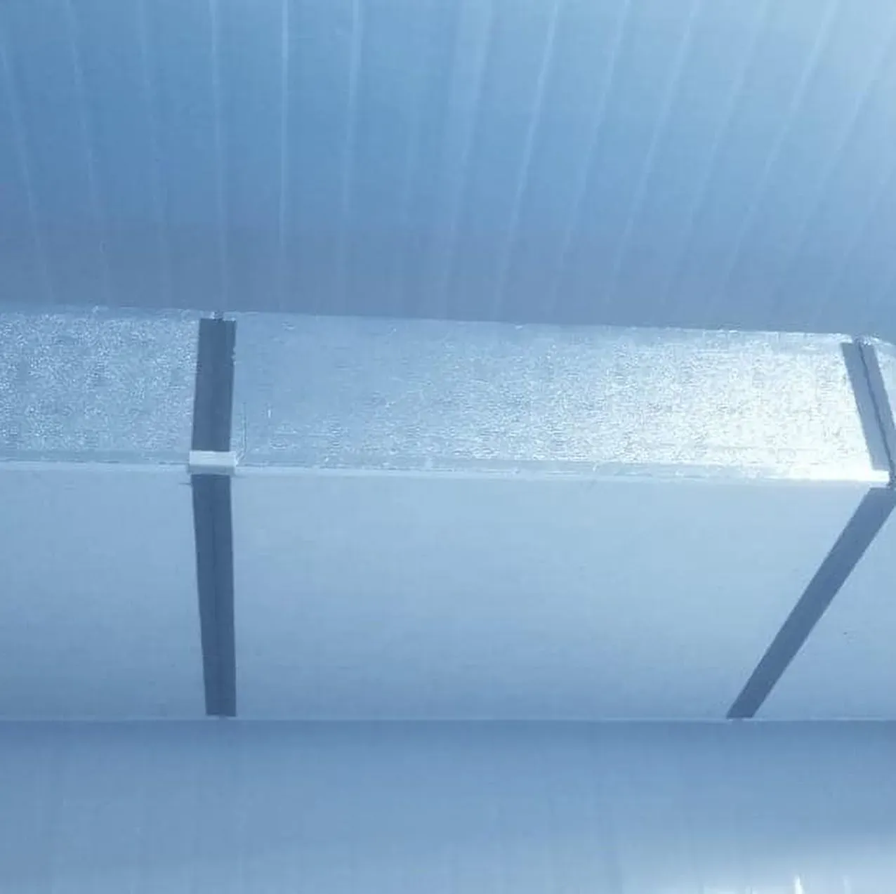 Kanale ventilimi të izoluara të montuara në tavanin e një dhome ftohëse