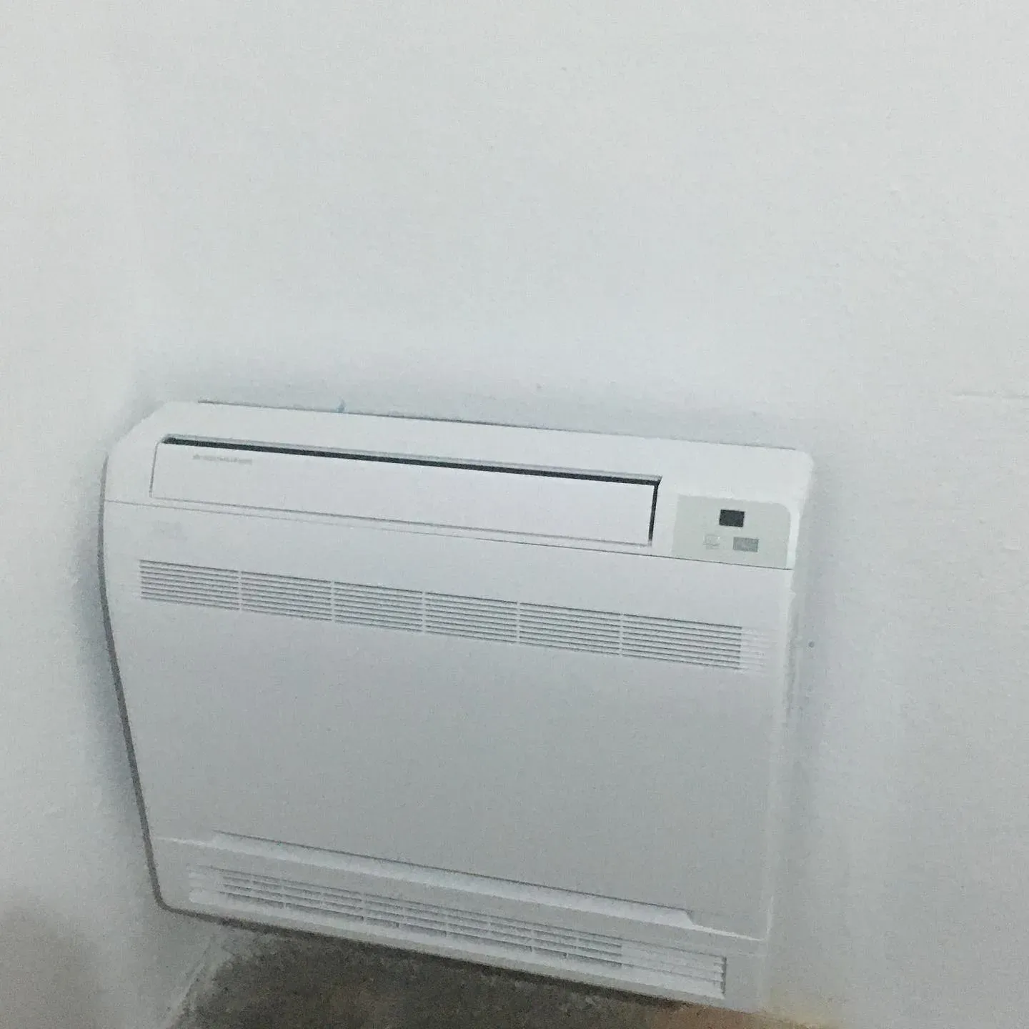 Kondicioner dyshemeje i instaluar në një ambient minimalist