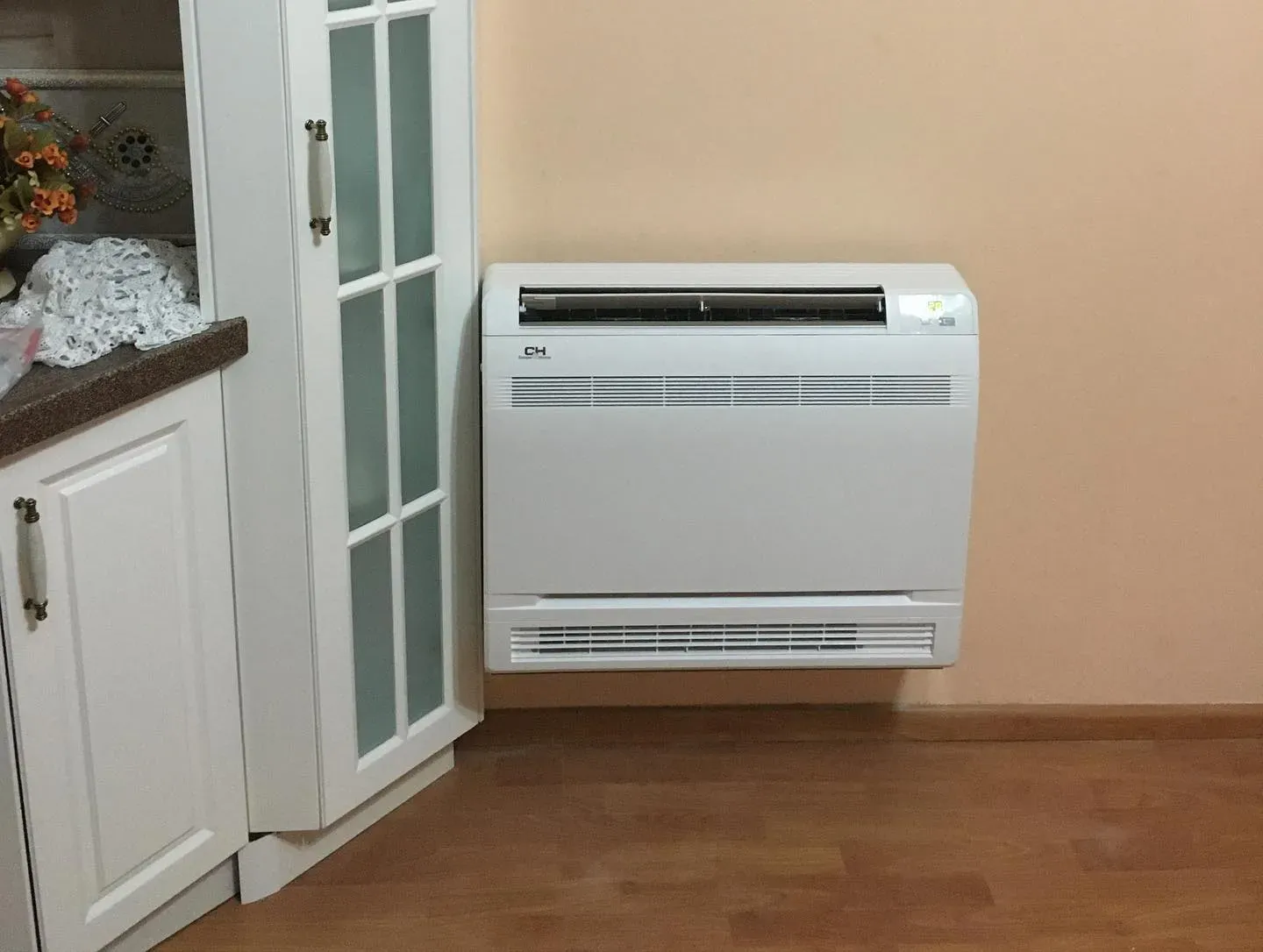 Kondicioner dyshemeje i instaluar pranë kuzhinës së një apartamenti
