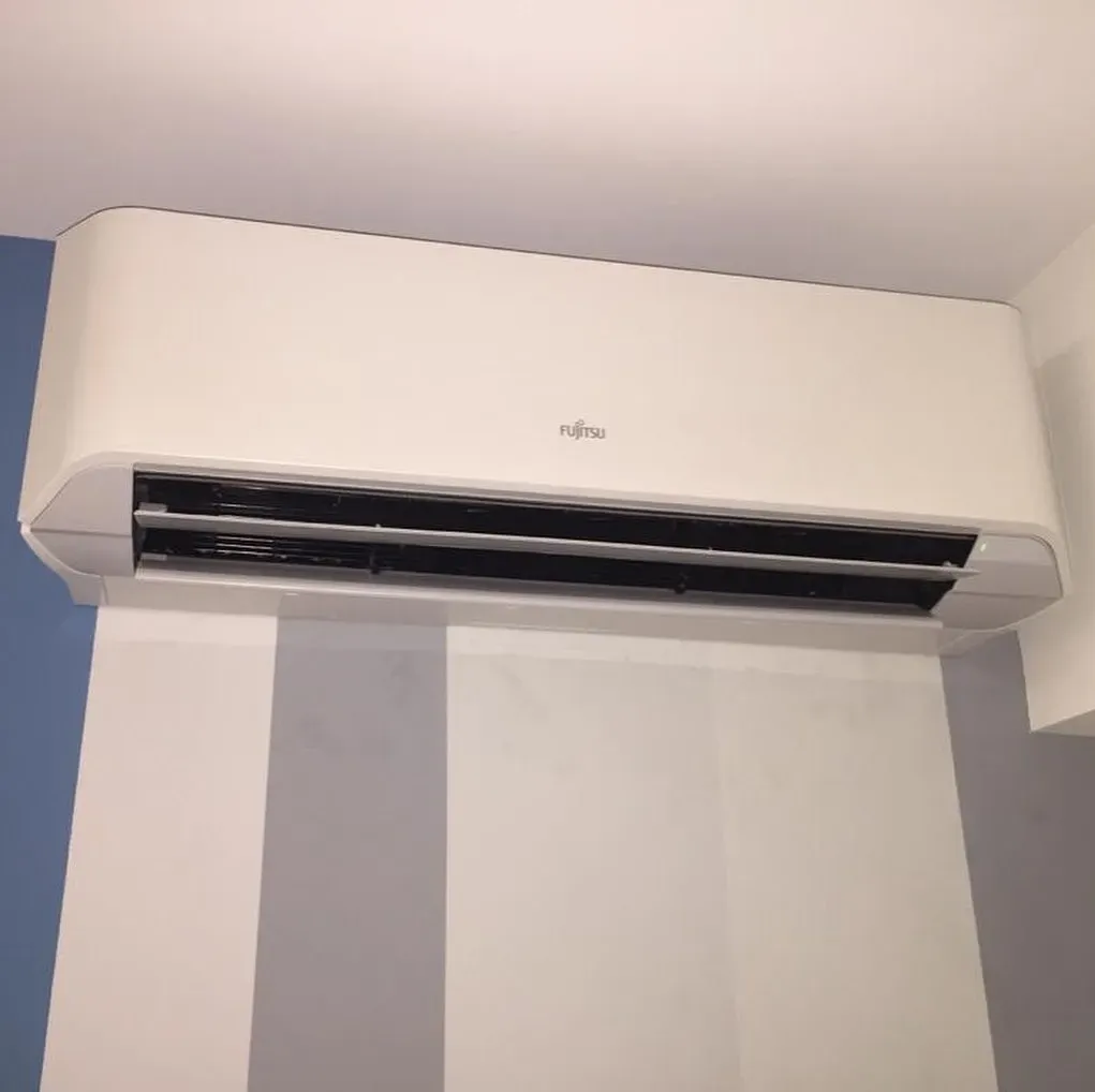 Kondicioner muri i instaluar në një mur të bardhë në apartament