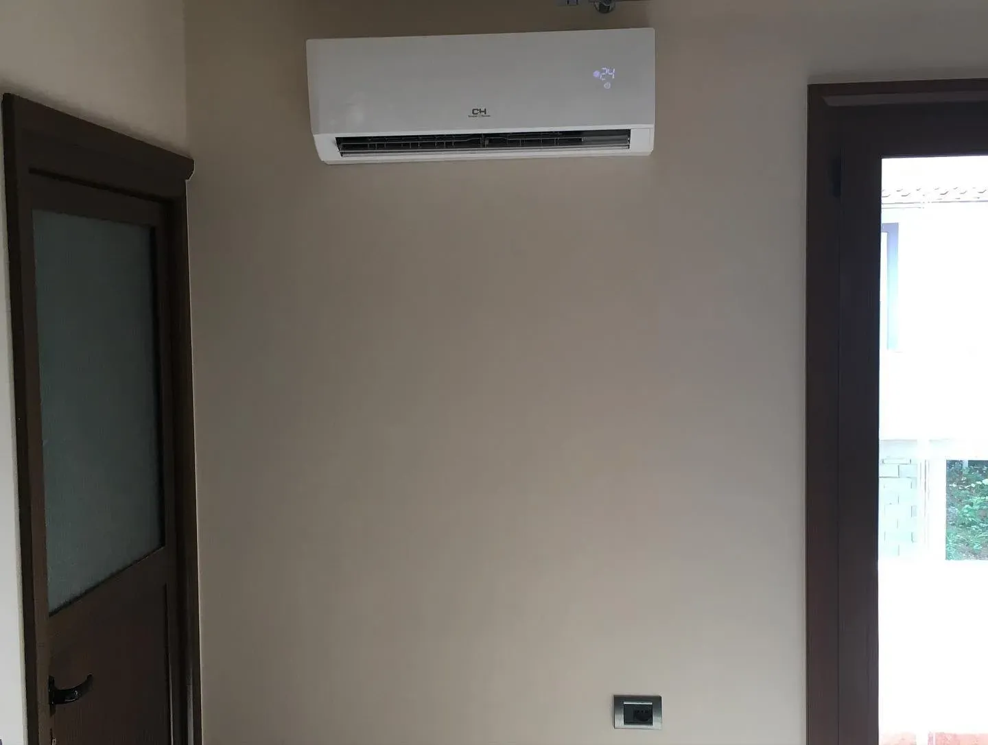 Kondicioner muri i instaluar në korridorin e një apartamenti