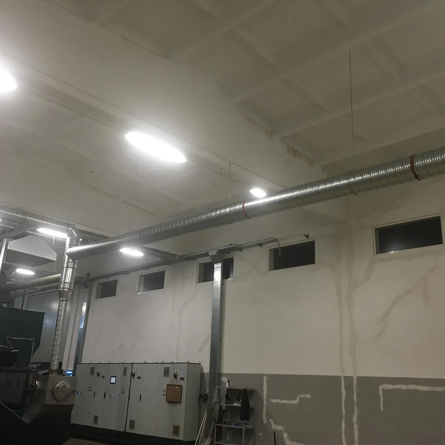 Linjë ventilimi e shtrirë përgjatë një ambienti industrial të gjerë