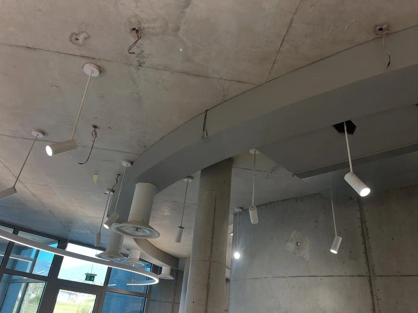 Ndriçim dhe ventilim të integruara në tavanin e një ambienti tregtar modern