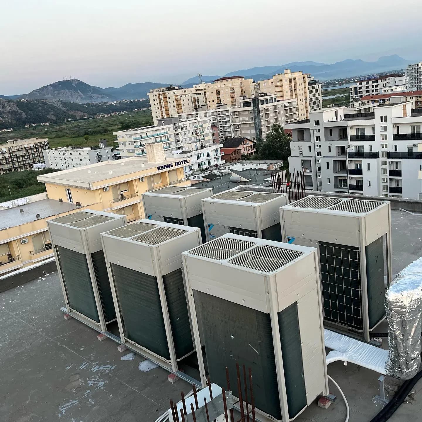 Njësi të jashtme VRF të instaluara në tarracën e një hoteli
