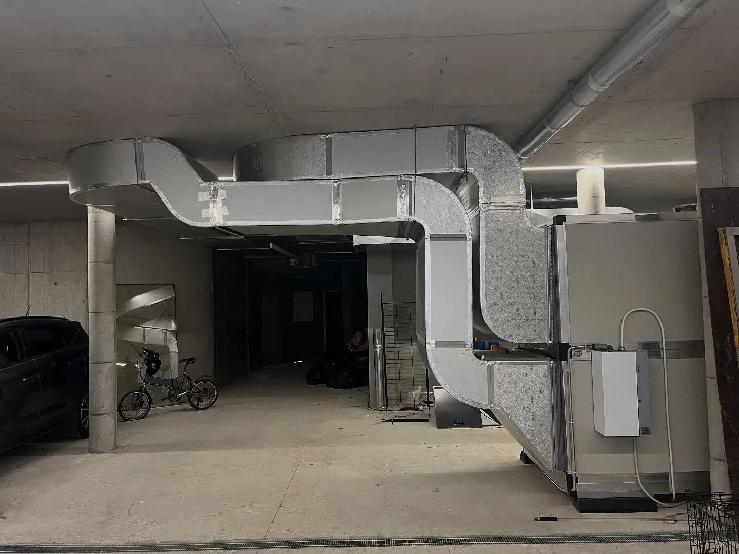 Njësi trajtimi ajri dhe kanale ventilimi në ambientin teknik të një objekti