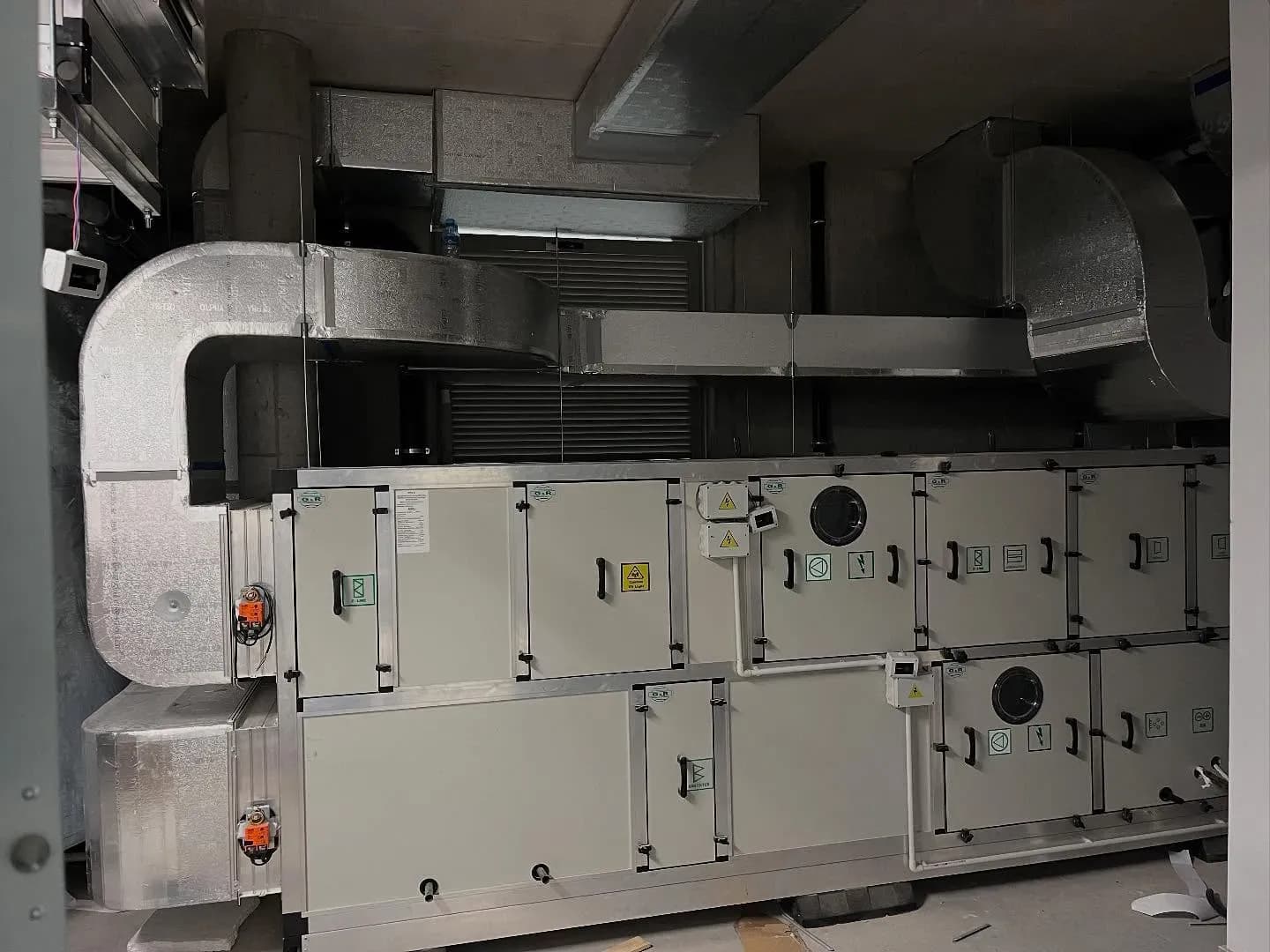 Njësi trajtimi ajri e lidhur me kanale ventilimi në dhomën teknike