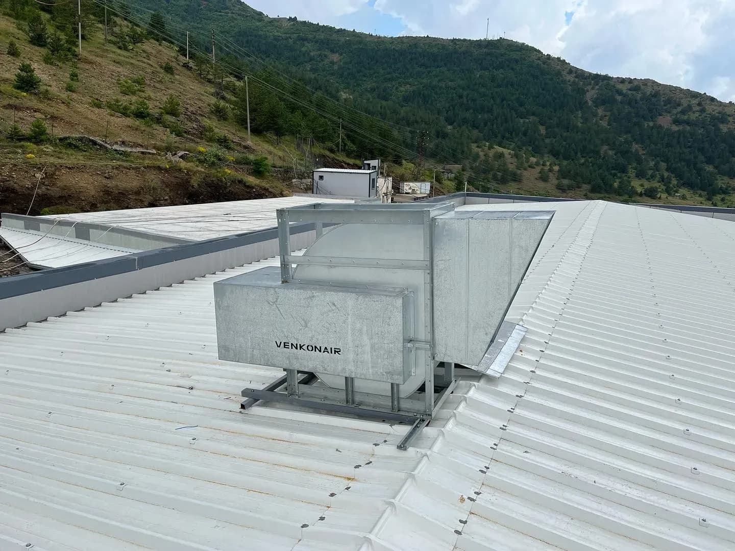 Njësi ventilimi e montuar mbi çatinë metalike të një objekti
