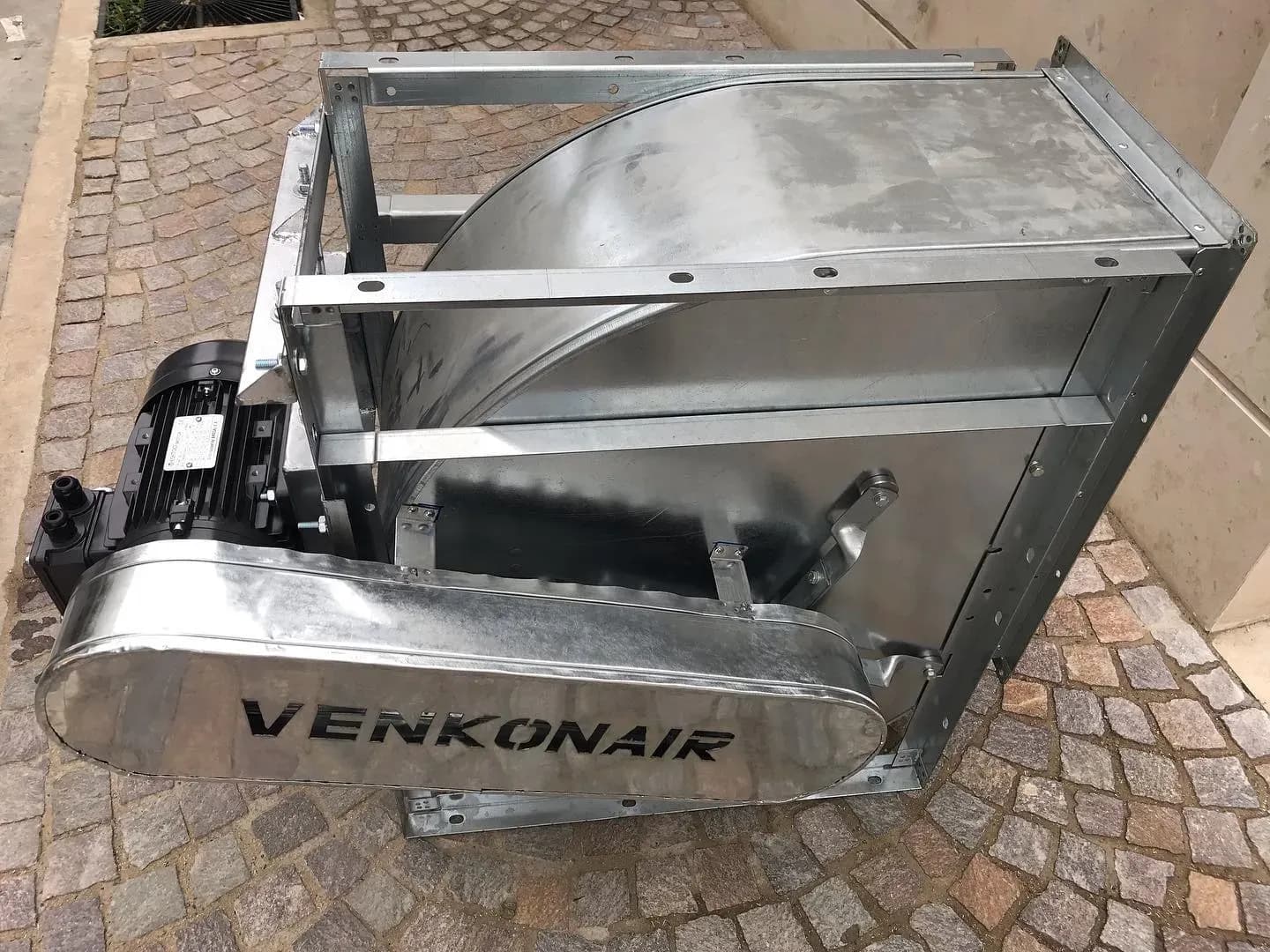 Njësi ventilimi e përgatitur për instalim në kantier