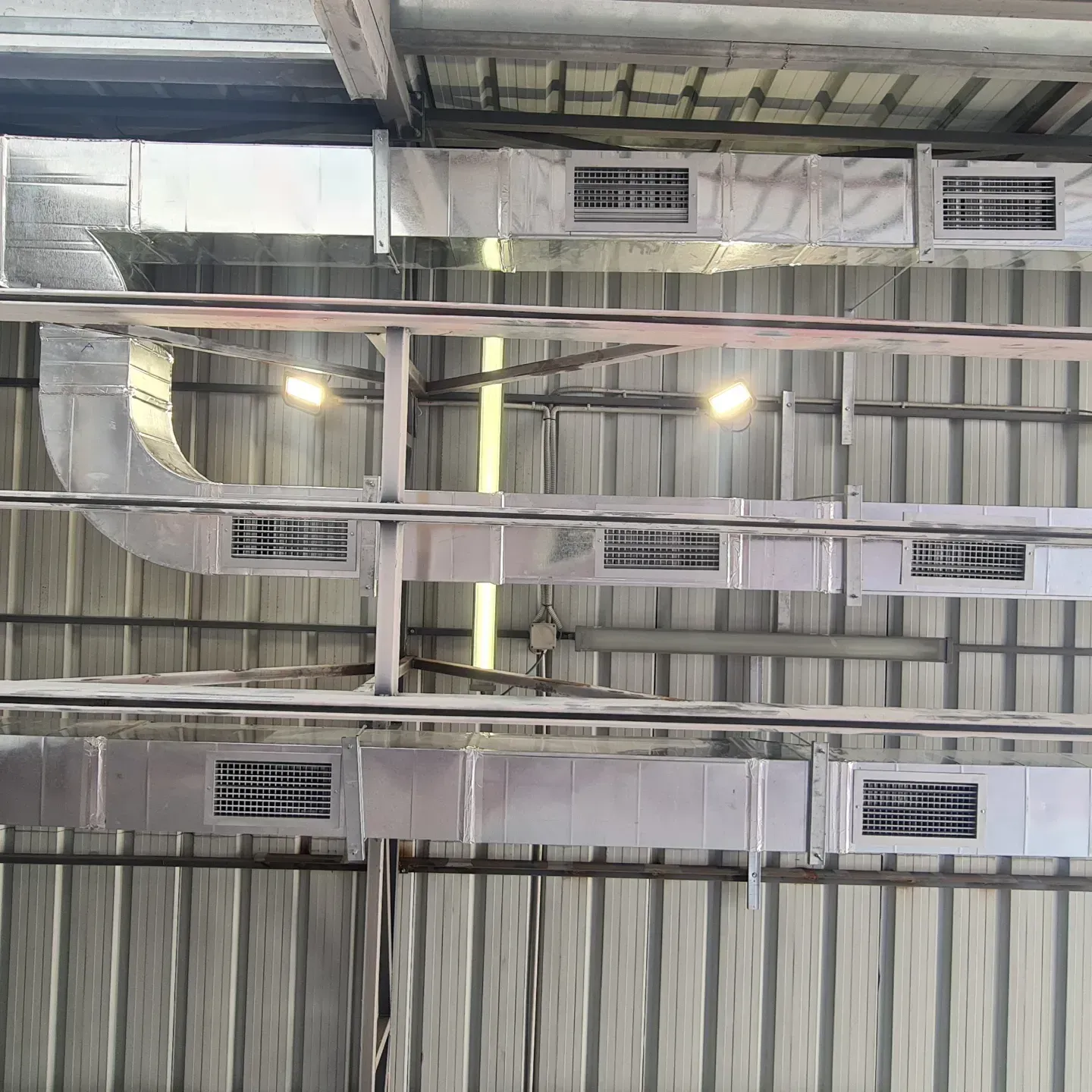 Rrjet kanalesh ventilimi me grila shpërndarjeje në një kapanon