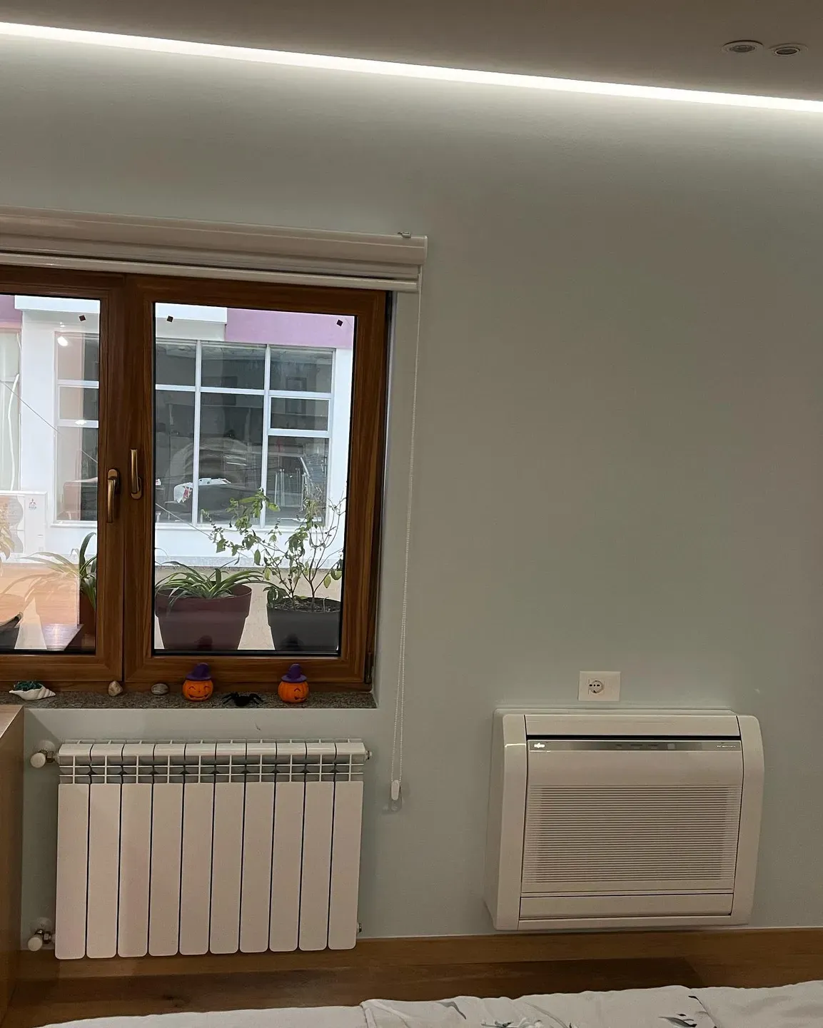 Sistem ngrohjeje me radiator dhe ventilkonvektor në një dhomë