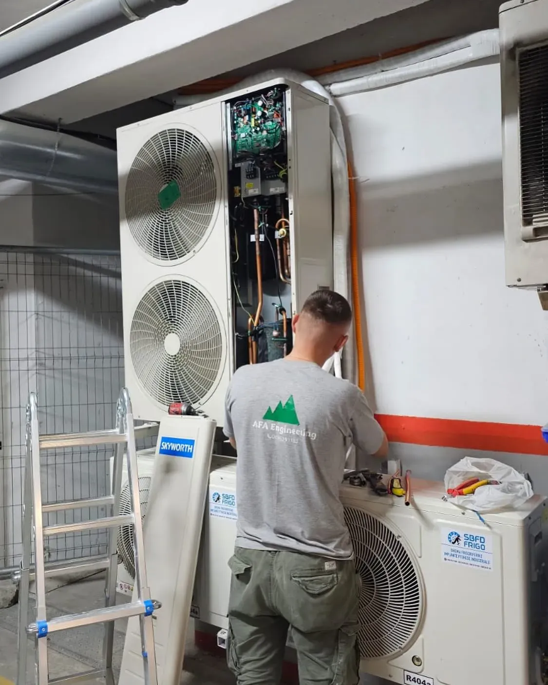 Teknik i AFA Engineering duke servisuar një njësi të jashtme kondicioneri