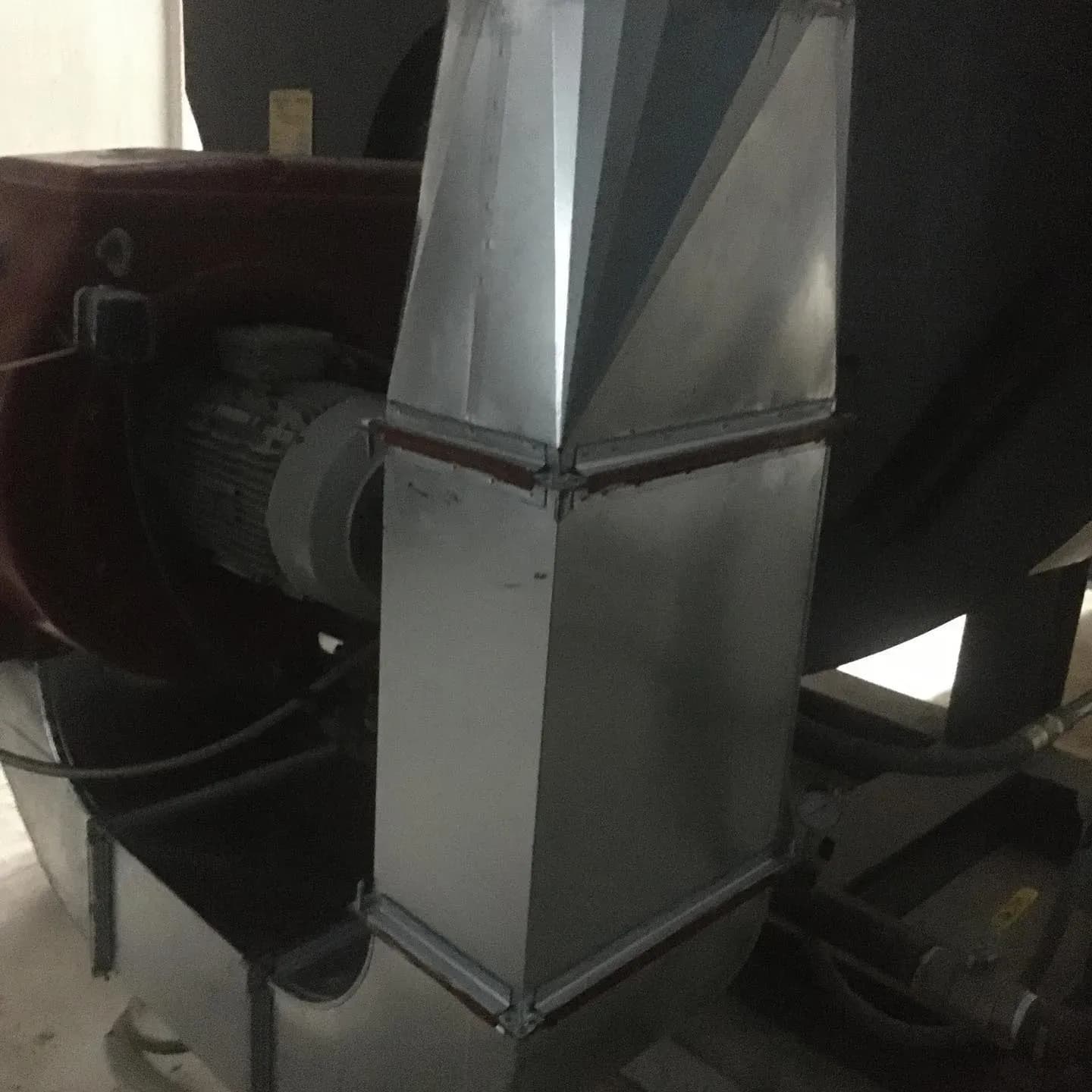 Ventilator industrial i lidhur me kanal aspirimi prej llamarine