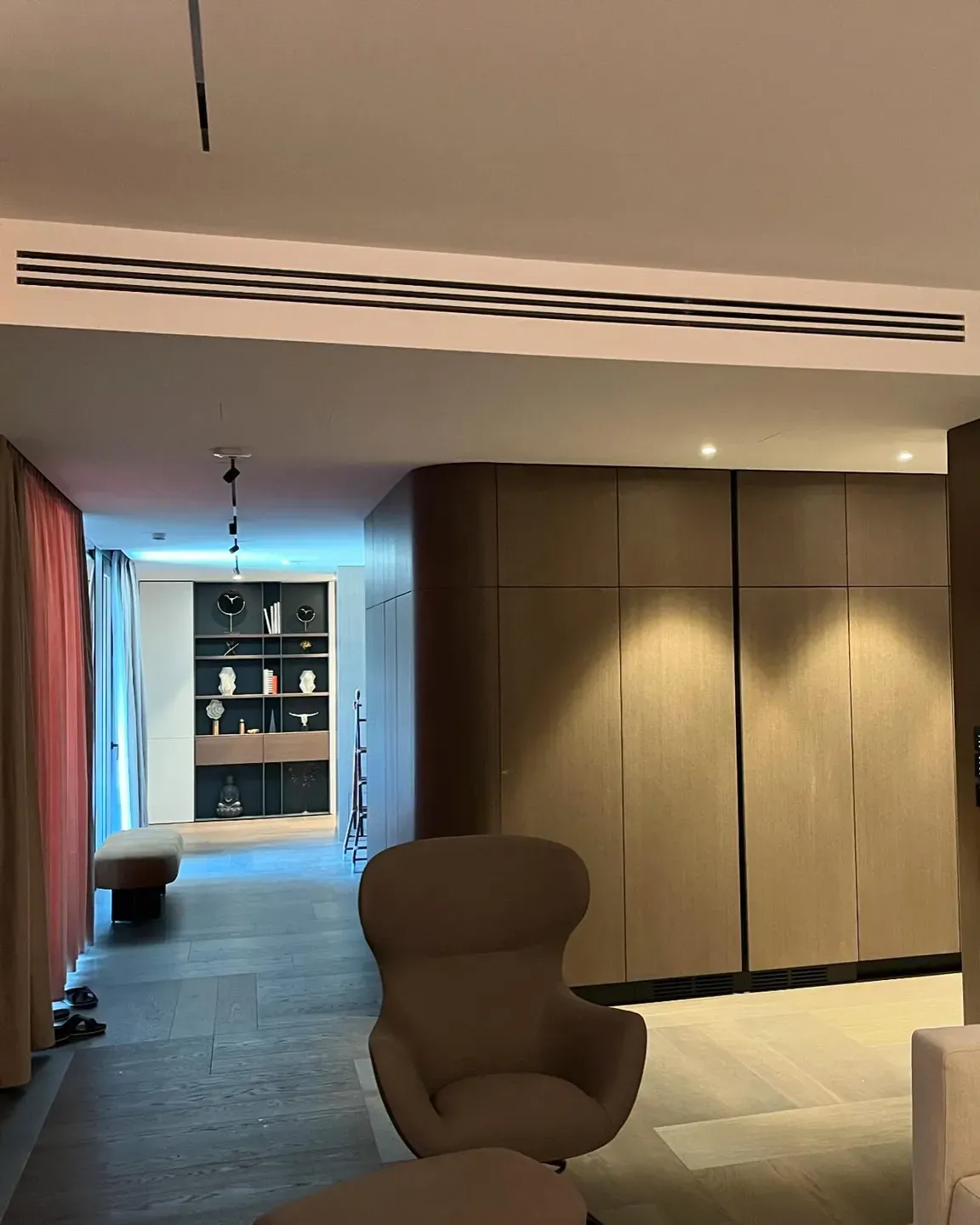 Sistem ventilimi i fshehur në tavanin e korridorit të një apartamenti