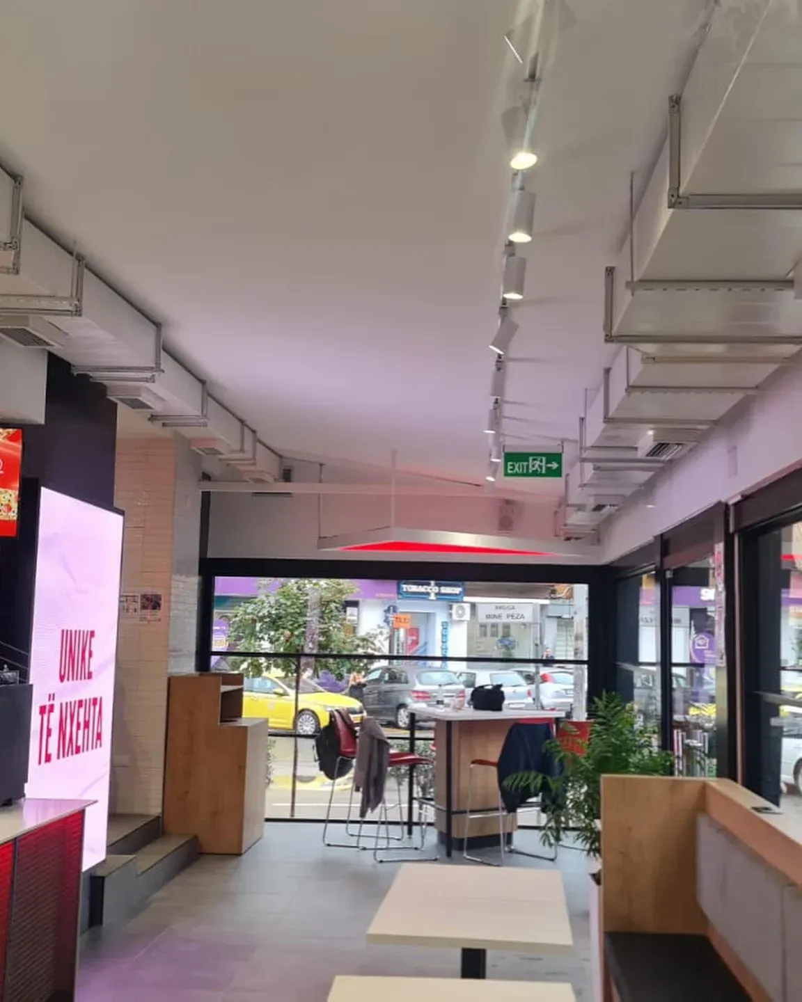Ventilim me kanale të dukshme në tavanin e një lokali tregtar